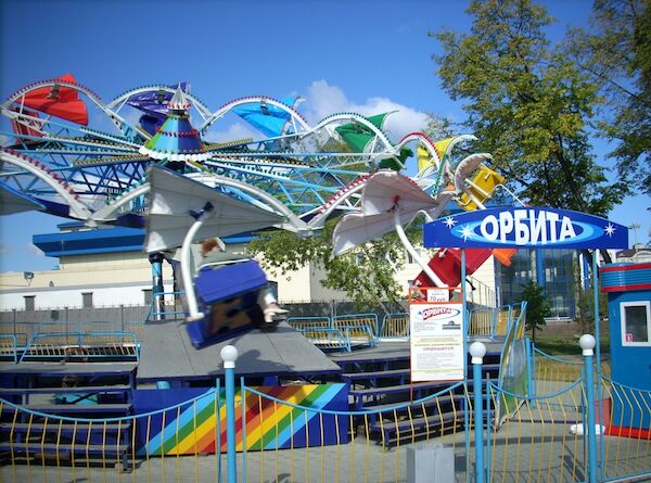 Цветной бульвар тюмень горсад. Аттракционы горсад горсад тюмень. Цветной бульвар тюмень аттракционы. Горсад тюмень аттракционы. До скольки аттракционы в тюмени.